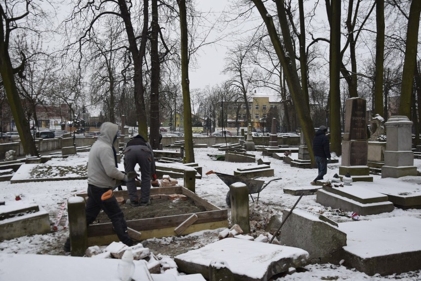 Remont zabytkowych grobów na cmentarzu św. Stanisława dobiega końca