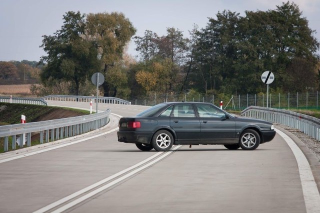 Na nowej drodze wielu kierowców ciśnie gaz do dechy