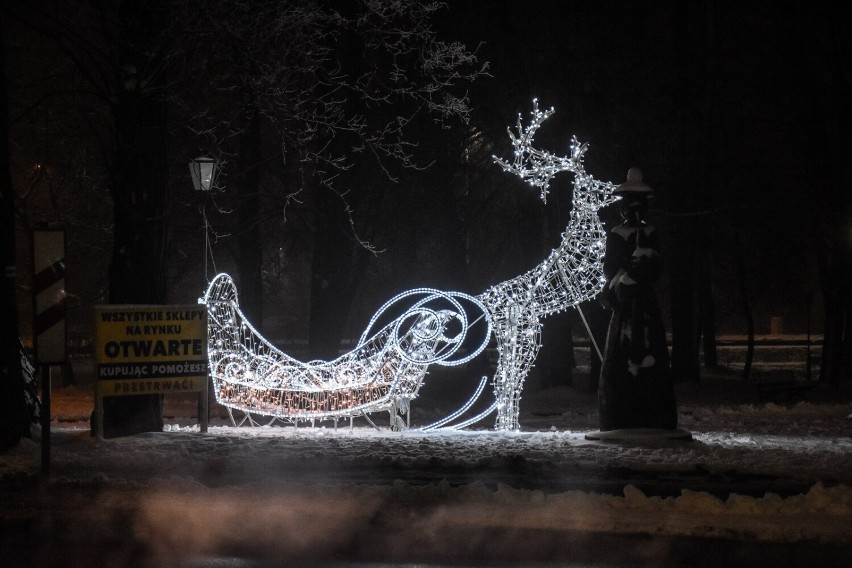 Szamotuły. Świątecznych iluminacji jest niewiele, ale symbolicznie rozświetliły miasto