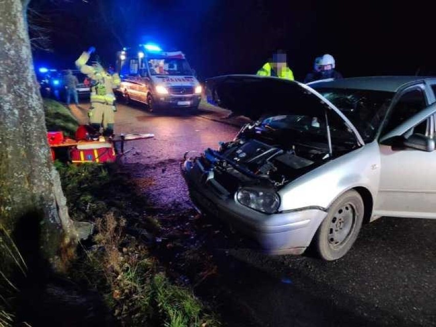 Droga Królewo-Korlino. Auto uderzyło w drzewo, jedna osoba ranna