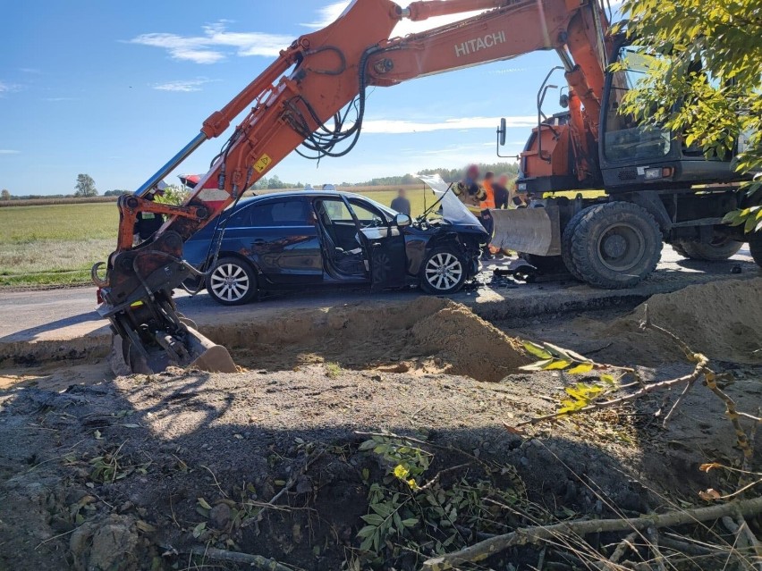 Wypadek w Wiązownicy. 42-latek wjechał swoim audi w... koparkę. Okazało się, że kierował pijany [ZDJĘCIA] 