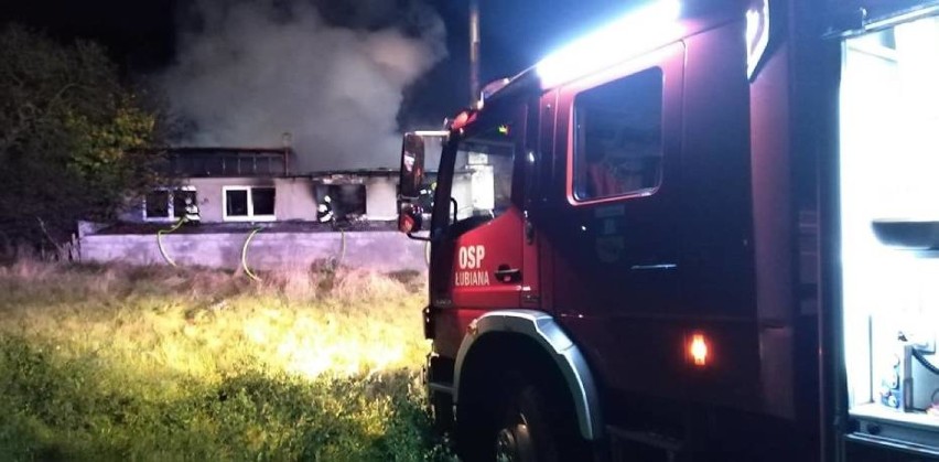 Pożar stolarni przy ul. Stolarskiej w Kościerzynie. Ranny strażak ochotnik [ZDJĘCIA]