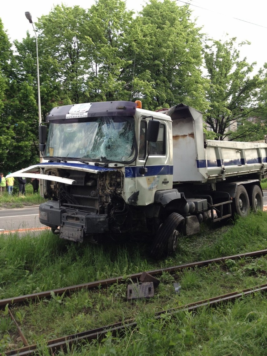 Ruda Śląska: Wypadek w Rudzie Południowej. Nie żyje 36-letni kierowca [ZDJĘCIA]