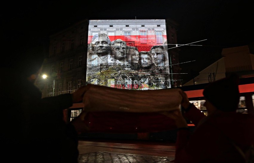 Kraków. Prezydenci Polski na kamienicy. Niezwykła grafika z okazji stulecia odzyskania przez Polskę niepodległości