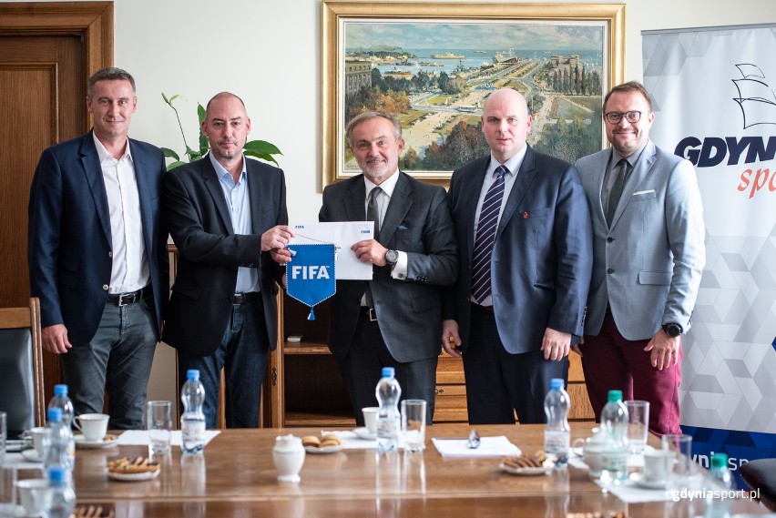 Delegaci FIFA i PZPN-u ustalali z Wojciechem Szczurkiem,...