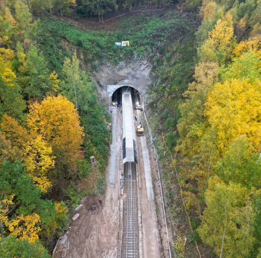 Podczas przebudowy tunelu w Trzcińsku nie przerwano ruchu...