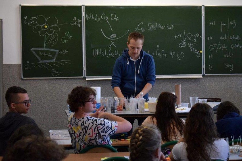 Uczniowie I LO w Złotowie na  warsztatach chemicznych