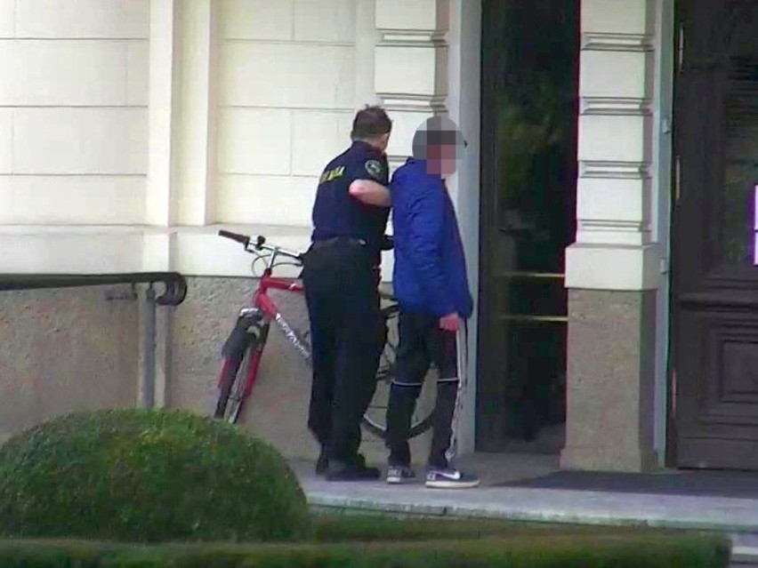 Strażnicy miejscy w Bydgoszczy złapali złodzieja roweru....