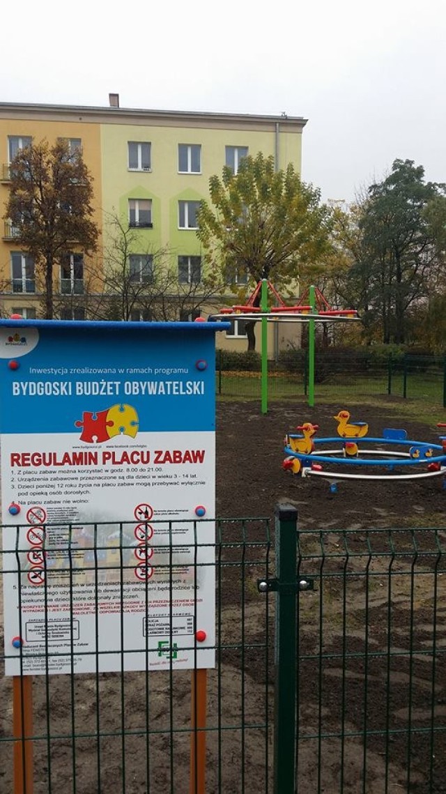 Plac zabaw wymaga jeszcze wykończenia, brakuje huśtawek. To dobre miejsce, w okolicy jest sporo bloków, więc na pewno będzie sporo najmłodszych mieszkańców osiedla, którzy chętnie wypróbują nowe urządzenia. Szkoda tylko, że plac zabaw powstał tak późno, na koniec października.