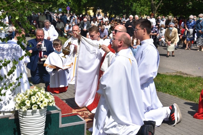 Boże Ciało 2021. Wierni z parafii pw. św. Wojciecha w Wągrowcu przeszli w procesji do czterech ołtarzy