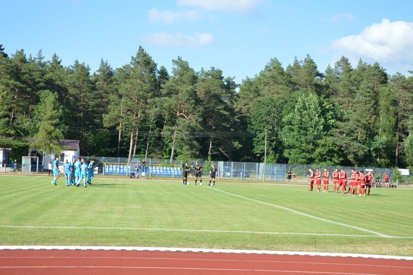Piłka nożna. Na zakończenie sezonu Pogoń Lębork wygrała derby z Aniołami Garczegorze