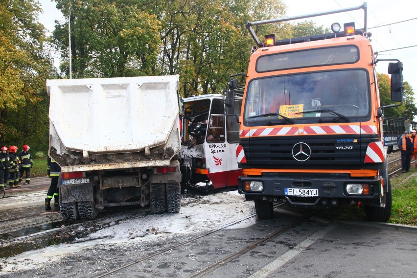 10 rannych w wypadku ciężarówki z tramwajem na Zgierskiej [ZDJĘCIA]