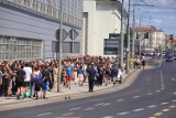 Pyrkon 2022: Ogromne kolejki na największy ogólnopolski festiwal fantastyki w Poznaniu. Tłumy ludzi czekają na wejście na MTP! [ZDJĘCIA]