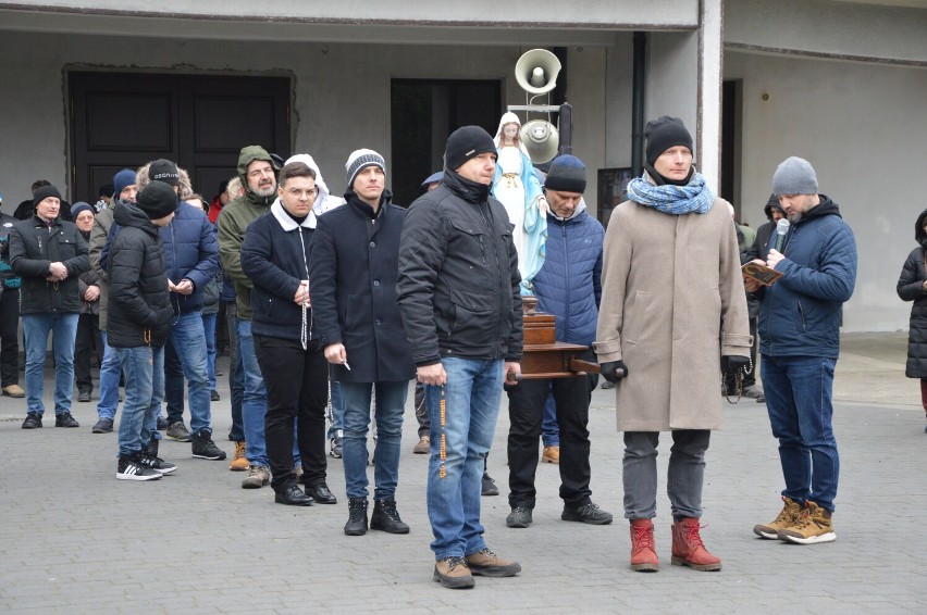 Męski różaniec w Tomaszowie Mazowieckim. Nabożeństwo odprawiono się po raz trzeci ZDJĘCIA