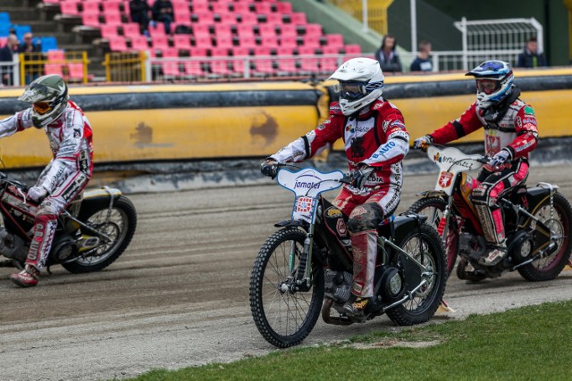 Żużlowcy Polonii długo czekali na sprzyjające warunki do wyjazdu na tor przy ulicy Sportowej. udało się w czwartek - poloniści mogli sprawdzić swoje motocykle i nawierzchnię toru. 

Kibicom przypominamy - w piątek o 17.00 oficjalna prezentacja drużyny!



