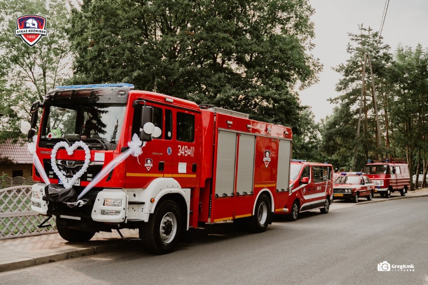 Widowiskowa eskorta strażacka. Tak do ślubu jechał druh ze Straży Koźminek. ZDJĘCIA, WIDEO