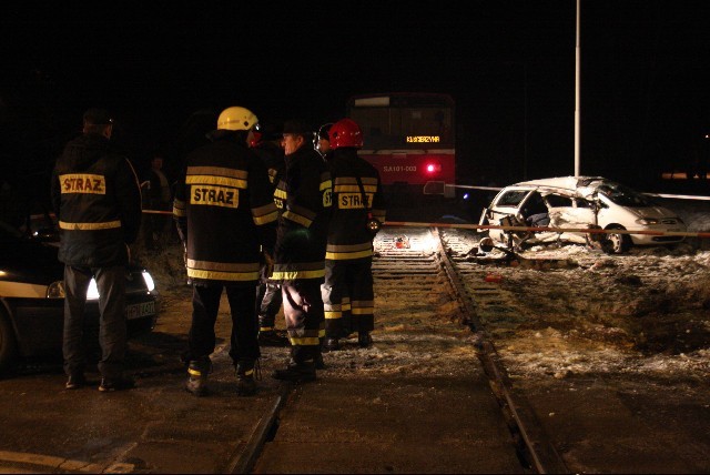 Lubnia. Auto wjechało pod szynobus (ZDJĘCIA)