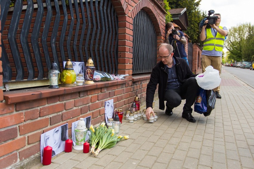 Sprawa Magdy Żuk. Warszawiacy zapalili znicze przed Ambasadą...