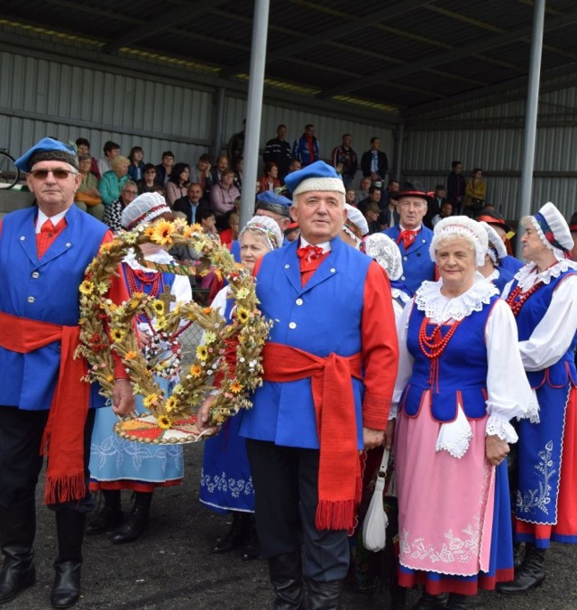 W korowodzie niesiono dożynkowe wieńce i chleby