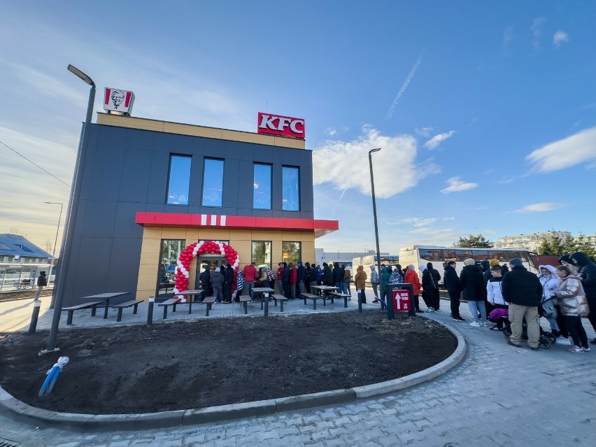 Kolejki na otwarciu nowego lokalu KFC w Krakowie.