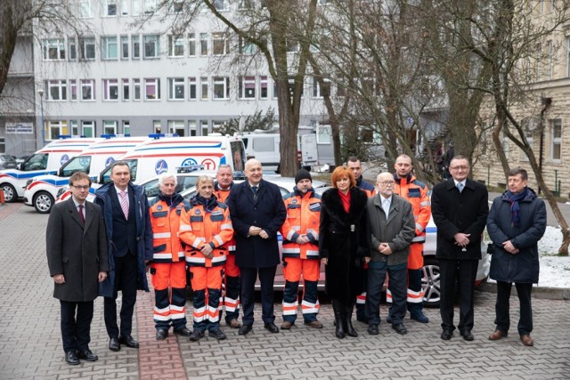 Przekazanie karetek odbyło się w Warszawie. Uczestniczyli w nim przedstawiciele placówek i minister Joachim Brudziński.