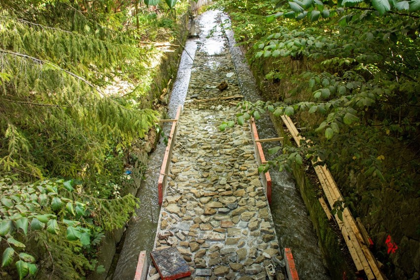 Prace remontowe w korycie potoku Młyniska w Zakopanem