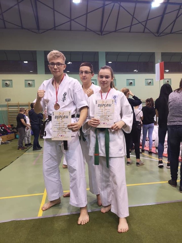 Zawodnicy Kaliskiego Klubu Kyokushinkan Karate David Club z medalami mistrzostw Polski