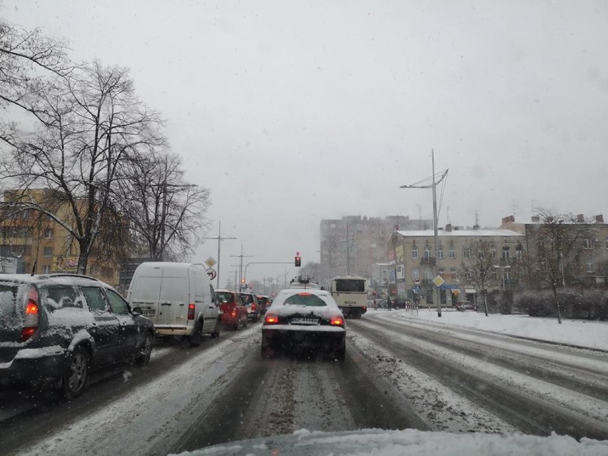 Częstochowa: Atak zimy. Na drogach jest bardzo ślisko. Miejski Zarząd Dróg i Transportu rzucił do walki z żywiołem wszystkie siły [ZDJĘCIA]