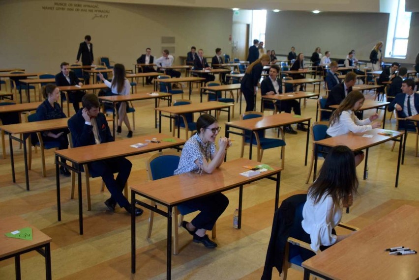 Maturzyści ze szkół w Gnieźnie rozpoczęli egzamin z języka...