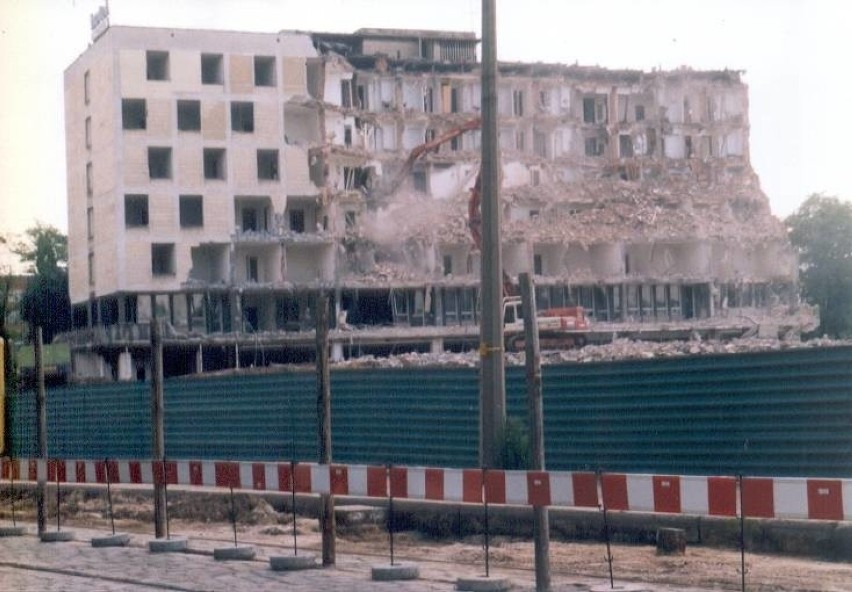 Rok 1999. Wyburzanie hotelu Panorama, tutaj powstanie...
