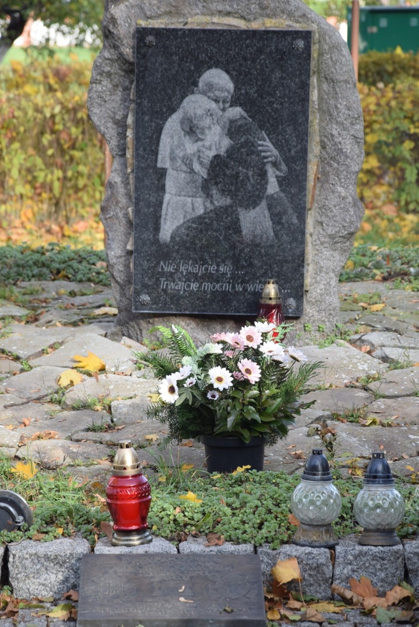 JAROCIN: Tłumy ludzi na jarocińskich cmentarzach wspomina swoich zmarłych [ZDJĘCIA]