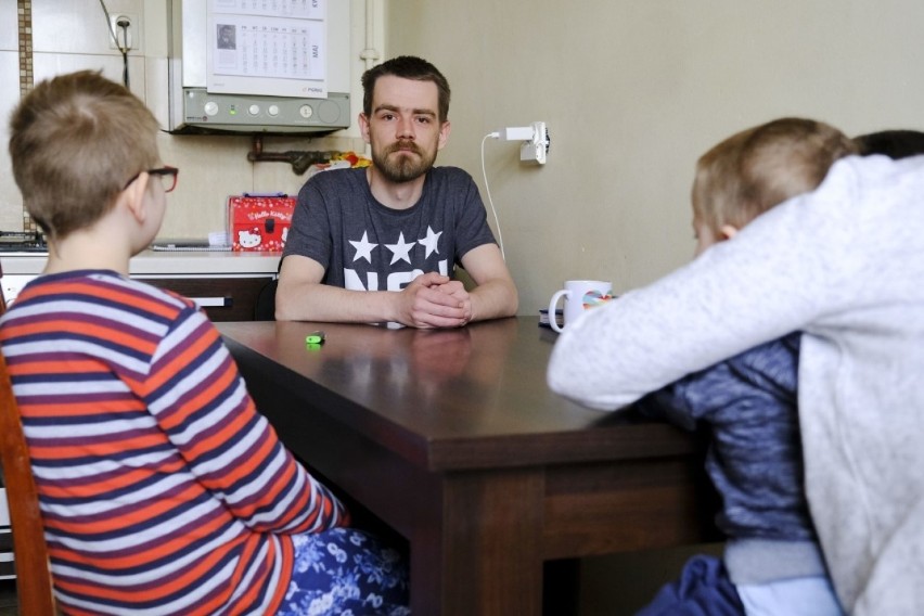 Toruń. Ojciec walczy o dzieci, by nie trafiły do domu dziecka. Płynie pomoc od mieszkańców  
