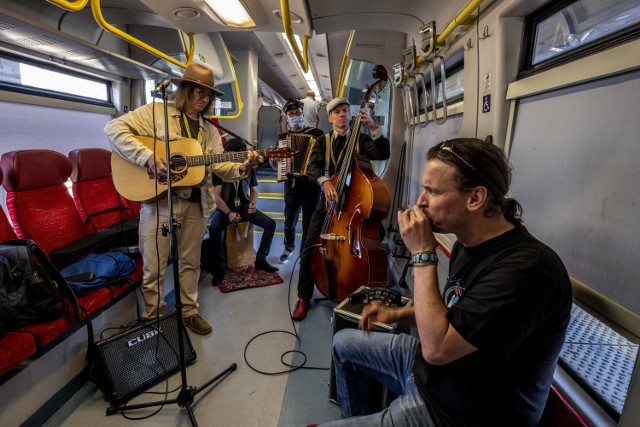 Blues Express wyruszył w sobotę wczesnym popołudniem z Dworca Letniego w Poznaniu. Muzycy i pasażerowie udali się do Zakrzewa, gdzie odbywa się główna część Blues Express Festival. Po drodze szynoblues zatrzymał się jeszcze w Pile.

Przejdź do następnego zdjęcia ------>