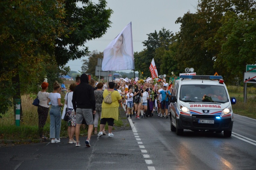 Wieluńska pielgrzymka 2022. Pątnicy wróci do Wielunia. Tak witano ich w okolicach os. Stare Sady ZDJĘCIA