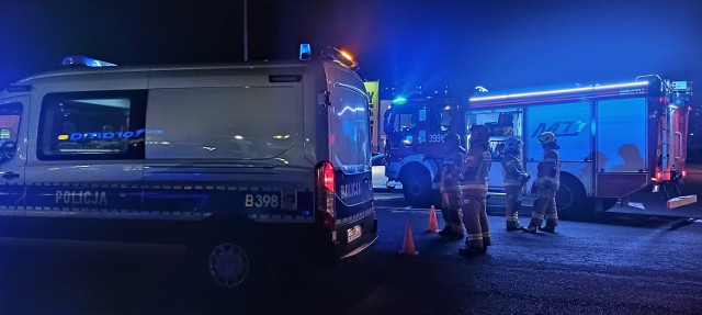 Interwencja służb na parkingu Castoramy w Wałbrzychu, gdzie zderzyły się dwa pojazdy