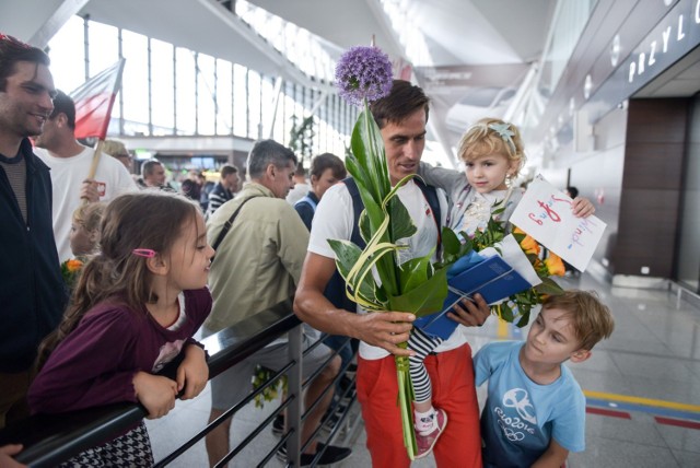 Żeglarz Piotr Myszka z Antkiem i Nelą witających go na lotnisku w Gdańsku po powrocie z igrzysk olimpijskich w Rio de Janeiro