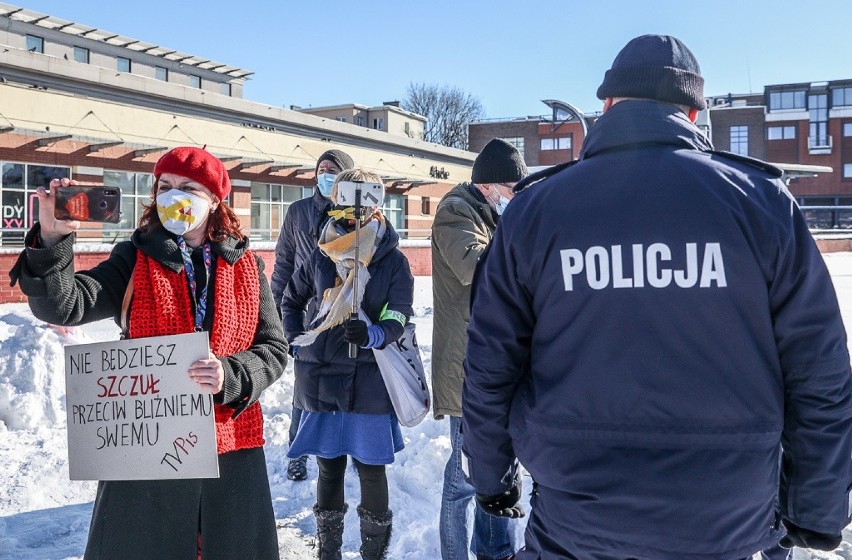 Protest w obronie wolnych mediów w Gdańsku 13.02.2021 r. "Media muszą być niezależne od władzy, od każdej władzy"