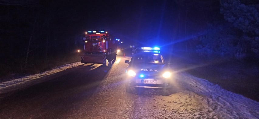 Wypadek w Radwance koło Tomaszowa Maz. Jedna osoba zabrana do szpitala. Uwaga na śliskie drogi [ZDJĘCIA]