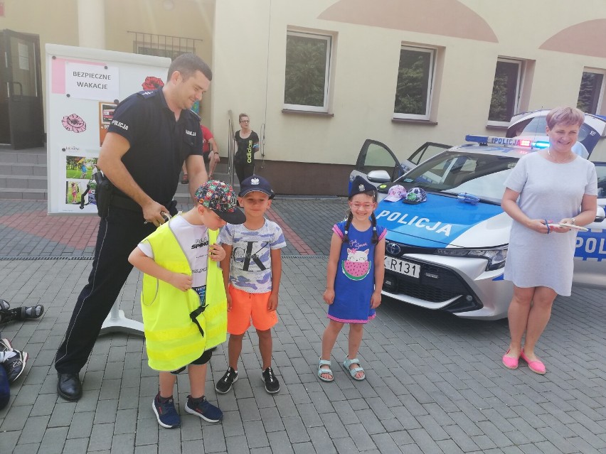 Dzieci z Przedszkola Publicznego nr 12 w Rzeszowie uczą się zasad bezpieczeństwa podczas wakacji. Zobacz zdjęcia!