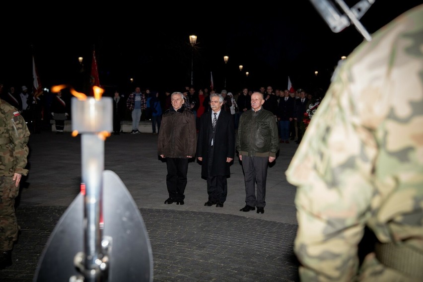 Pod pomnikiem Armii Krajowej w Kielcach przypomniano o bohaterstwie Żołnierzy Wyklętych. Zobacz zdjęcia