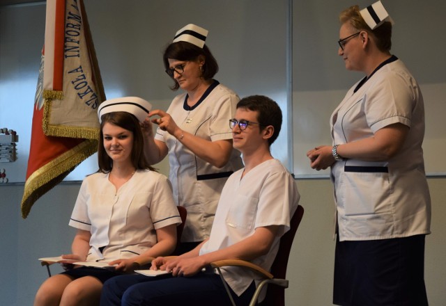 Studenci pielęgniarstwa złożyli ślubowanie i przyjęli czepki pielęgniarskie