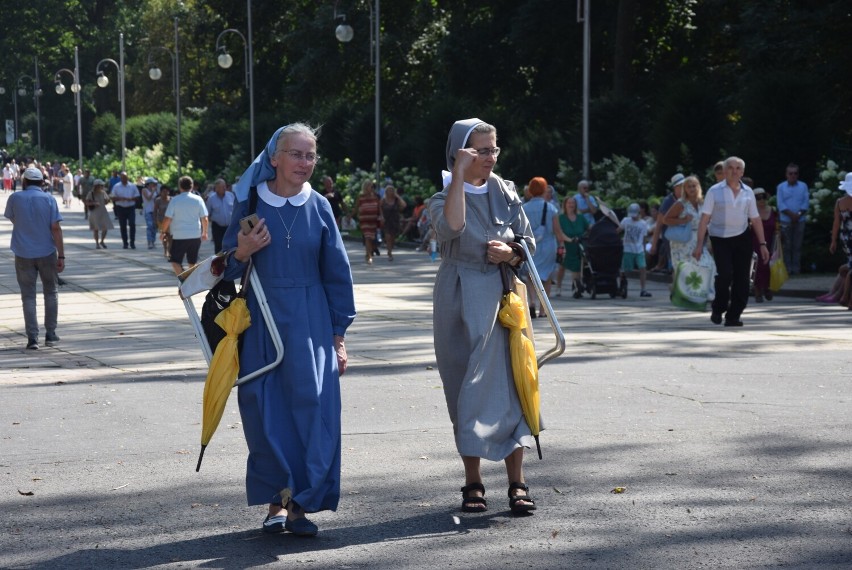W sumie od 16 do 25 VIII, w 91 pielgrzymkach pieszych na Jasną Górę przyszło ponad 20 tys. osób