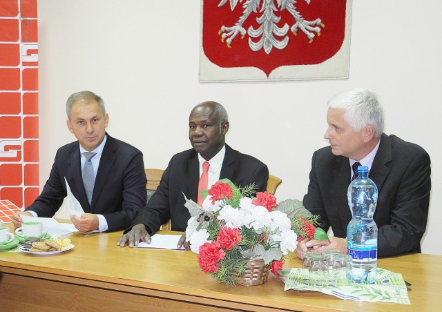 Od lewej siedzą poseł Grzegorz Napieralski, stargardzki radny Amadou Sy i Krzysztof Ciach, przewodniczący SLD w Stargardzie.