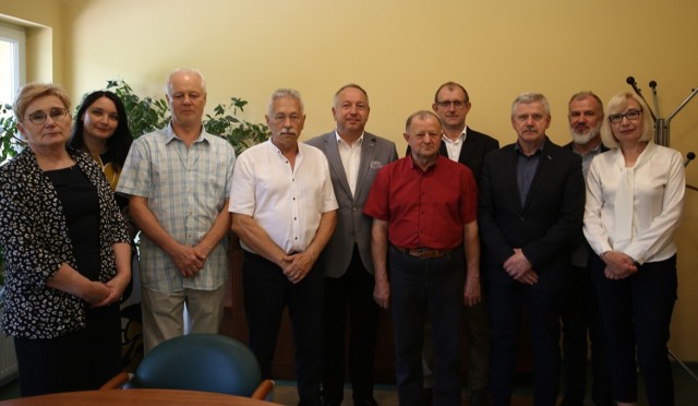 Pracownicy Miejskiej Energetyki Cieplnej w Ostrowcu Świętokrzyskim,  Henryk Ćwik, Edward Lipiec i Roman Marzec przeszli na emeryturę
