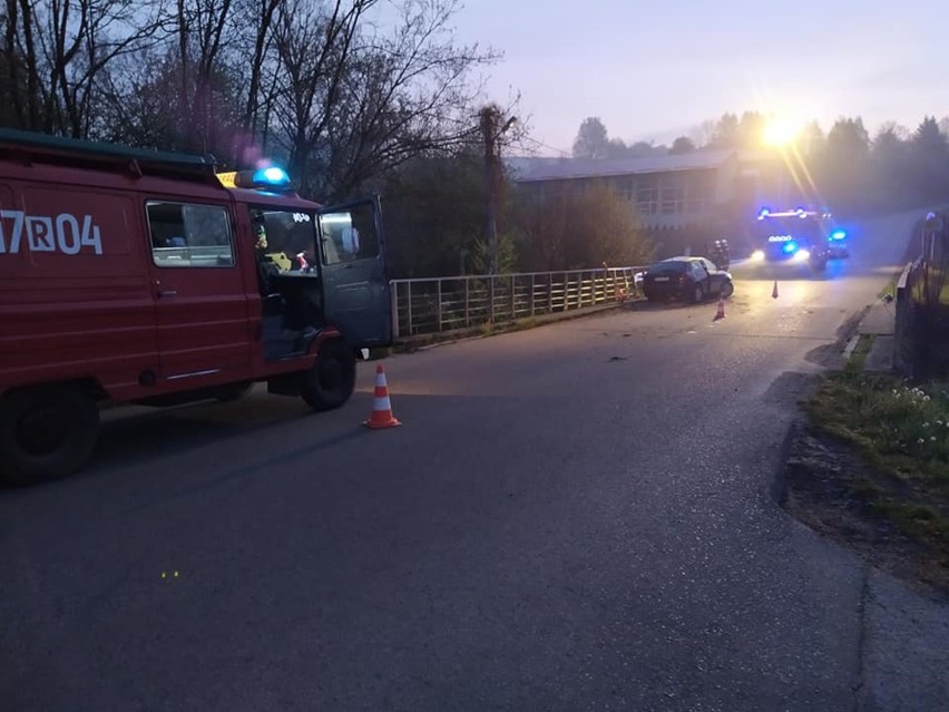 22-latek uderzył w bariery ochronne przy drodze w Lipnicy Dolnej. Miał blisko promil alkoholu w organizmie [FOTO]