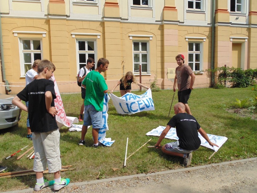 Pikieta w Opolu Lubelskim. Mieszkańcy protestowali przeciwko łączeniu szkół (FOTO)