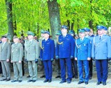 Sokółka. Policjanci sprzątali cmentarz dla VIP-ów 