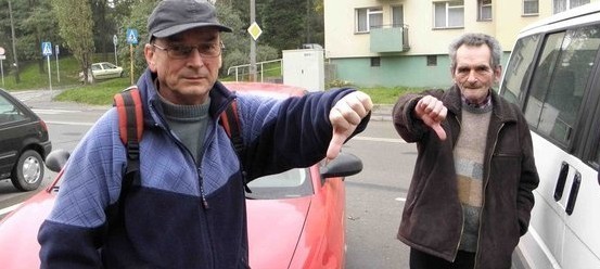 Zbigniew Gleba i Janusz Polak uważają, że osiedlowe parkingi to także problem gminy.