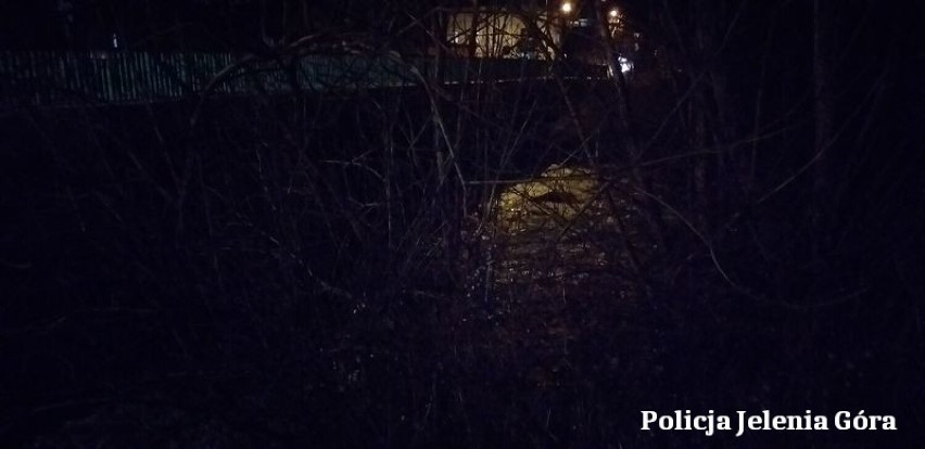 Kobieta w noc sylwestrową wpadła do rzeki przy ul. Warszawskiej w Jeleniej Górze. Miała objawy hipotermii