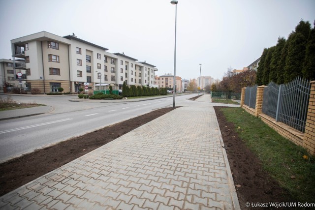 Przedstawiciele miasta, wraz z prezydentem Radosławem Witkowskim, mieli okazje sprawdzić, jak wygląda nowy chodnik na ulicy Rapackiego.